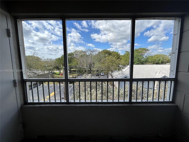 Building Photo - 2811 N Oakland Forest Dr