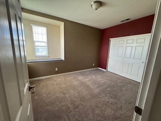 Building Photo - Large Wingfield Springs Home in cul-de-sac...