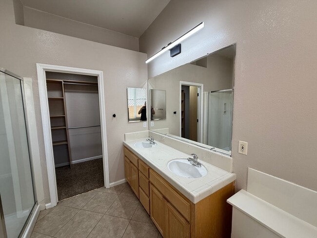 Building Photo - 4-bedroom single story in Sylvan School District!