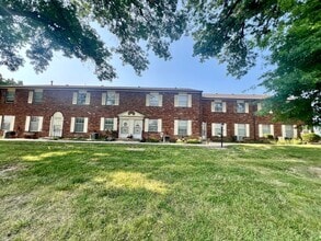 Building Photo - Stunning 2 Story townhome w/ outdoor Maintenance provided