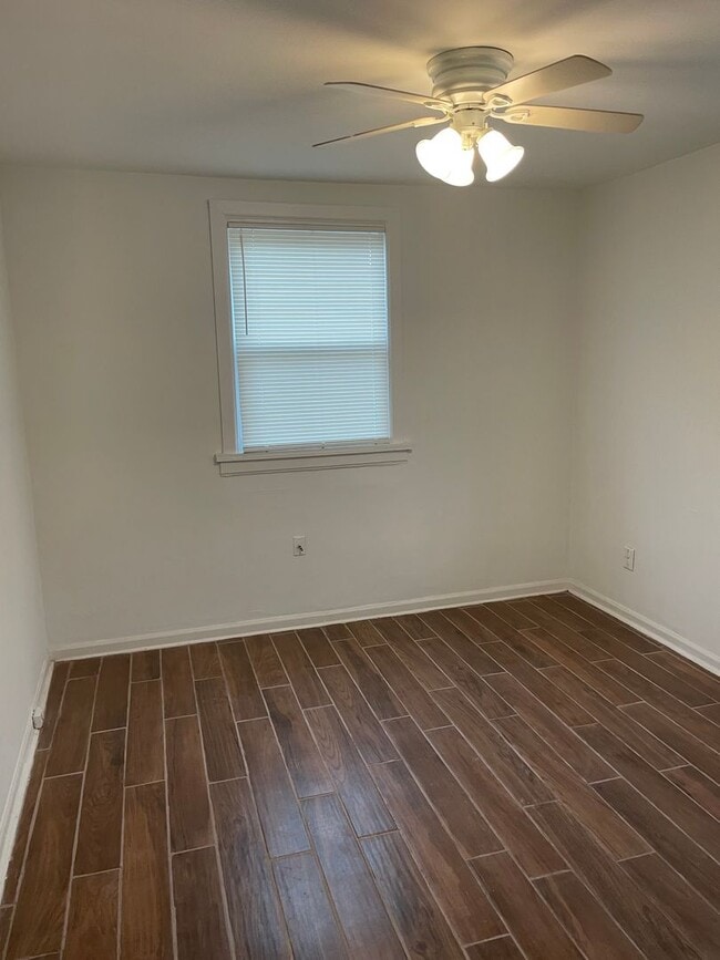 Building Photo - Well Maintained 2 Bedroom