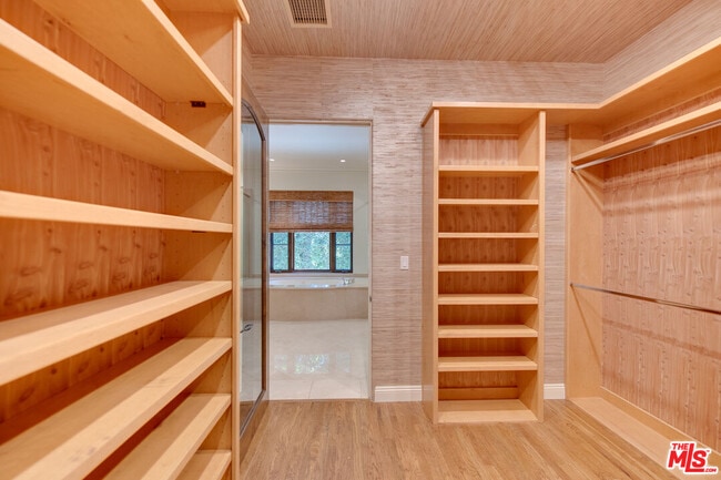 Building Photo - 9530 Hidden Valley Rd