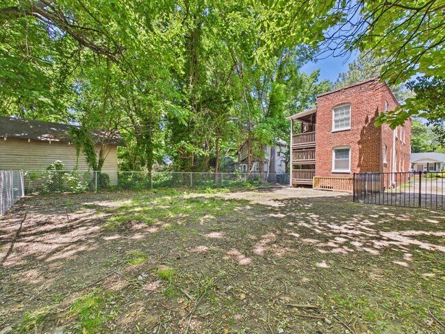 Building Photo - 1703 Oakdale Ave