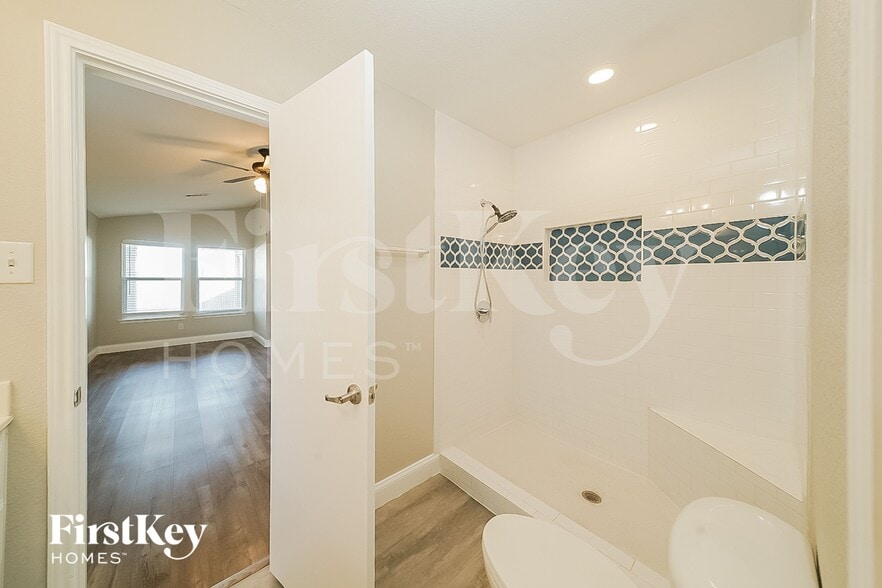 Building Photo - 6412 Regina Dr