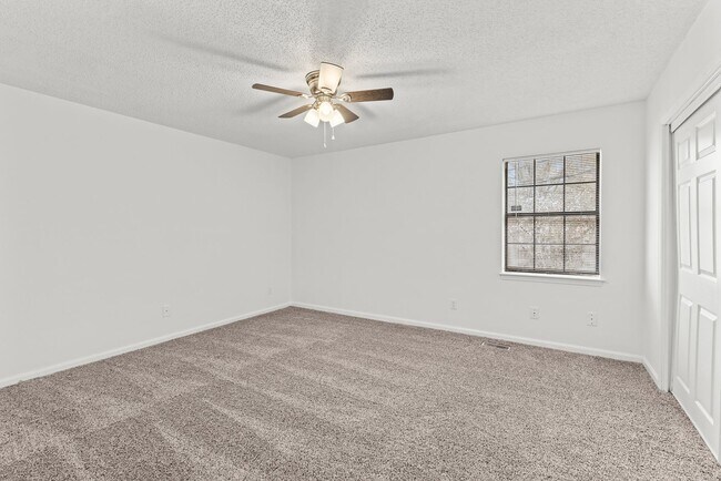 Building Photo - Stylish & Newly Renovated 3 Bedroom 1.5 Ba...
