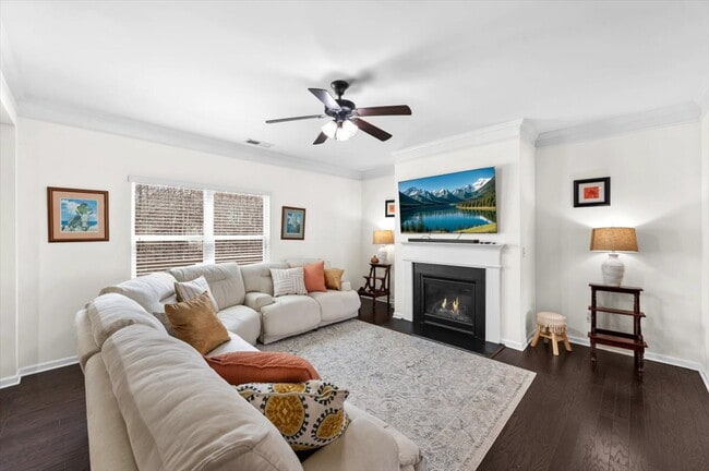 Building Photo - Furnished or Unfurnished spacious two story traditional conveniently located and ready now!