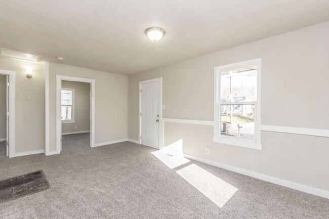 Building Photo - 2-Bedroom, 1-Bathroom Home for Rent