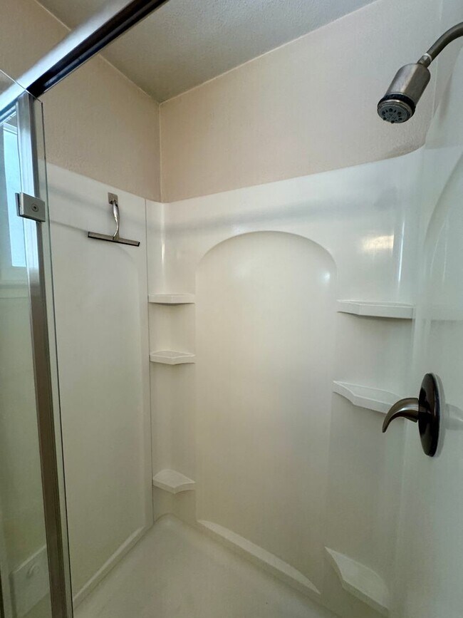 Building Photo - Nice Upper End Unit with Inside Laundry!  ...