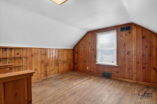 Building Photo - $1350 3 bedrooms