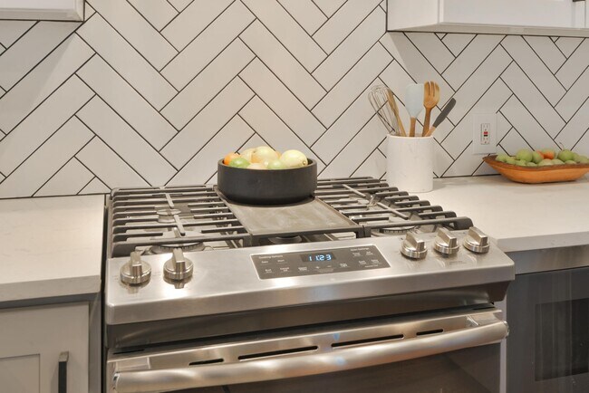 Building Photo - Beautifully remodeled 3 Bedroom Bungalow in Old Town