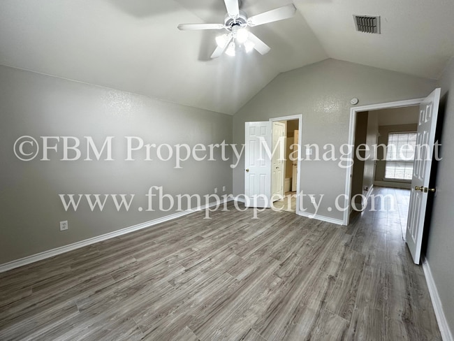 Building Photo - 801 Oak Dr