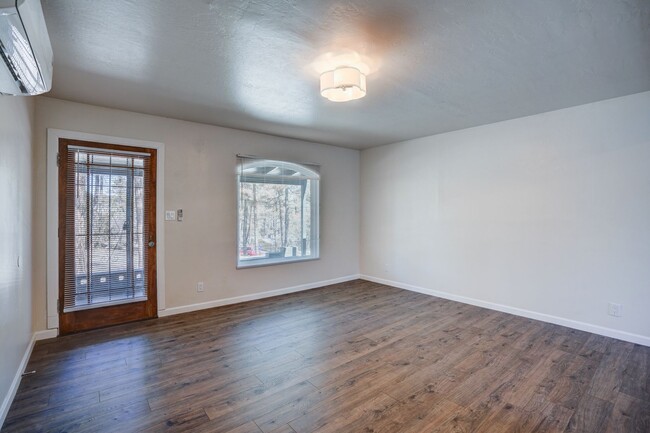 Building Photo - Freshly remodeled 3 bedroom, 2 bathroom ho...