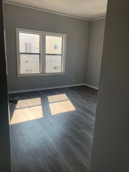 Building Photo - 2322 1/2 E 2nd St