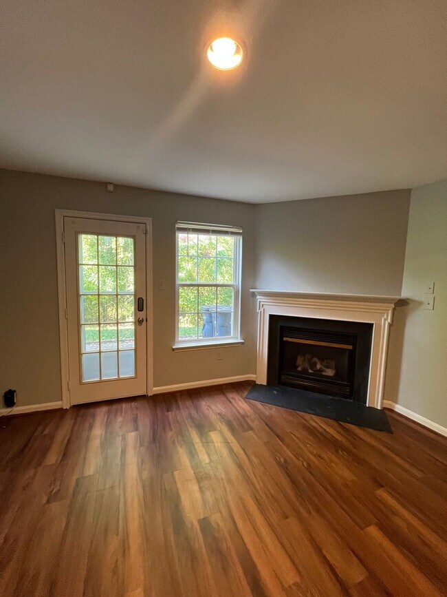 Building Photo - 3 bedroom townhome available near Largo To...
