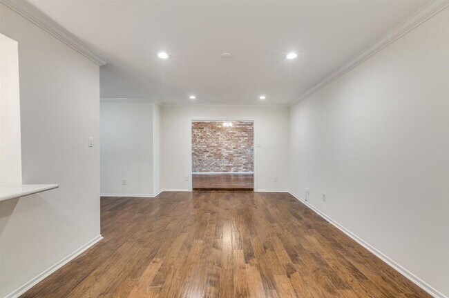 Building Photo - 357 N Post Oak Ln