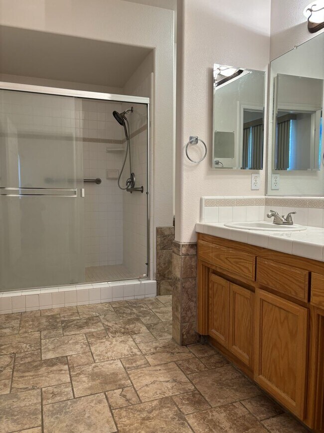 Building Photo - Corner-Lot Home for Rent in Atascadero