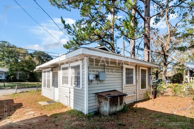 Building Photo - Charming & Low-Maintenance Home