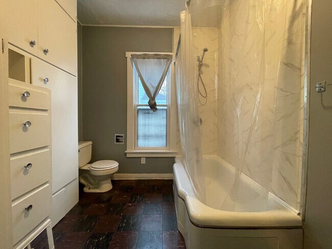 Building Photo - Two Bedroom Home in Muskegon