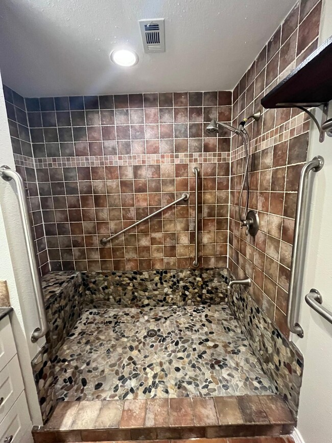 Large Walk-in shower - 8200 Neely Dr