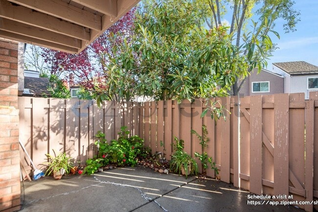 Building Photo - 2666 Kentworth Way