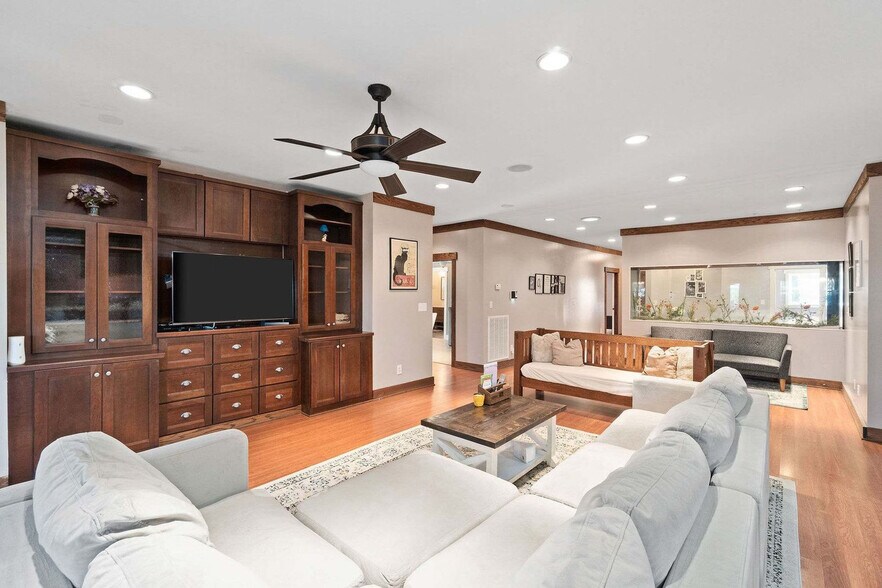 Building Photo - 209 Windmeade Cir