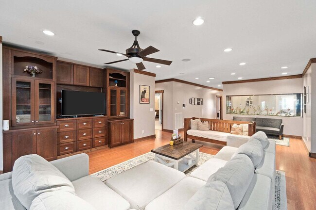 Building Photo - 209 Windmeade Cir