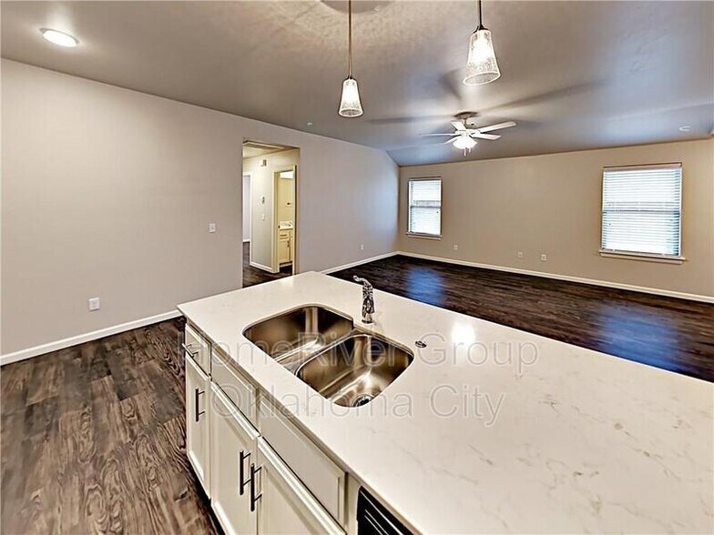 Building Photo - 422 Vail Cir