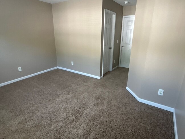 Building Photo - 2 Bed | 2.5 Bath End Unit Townhome in Rale...