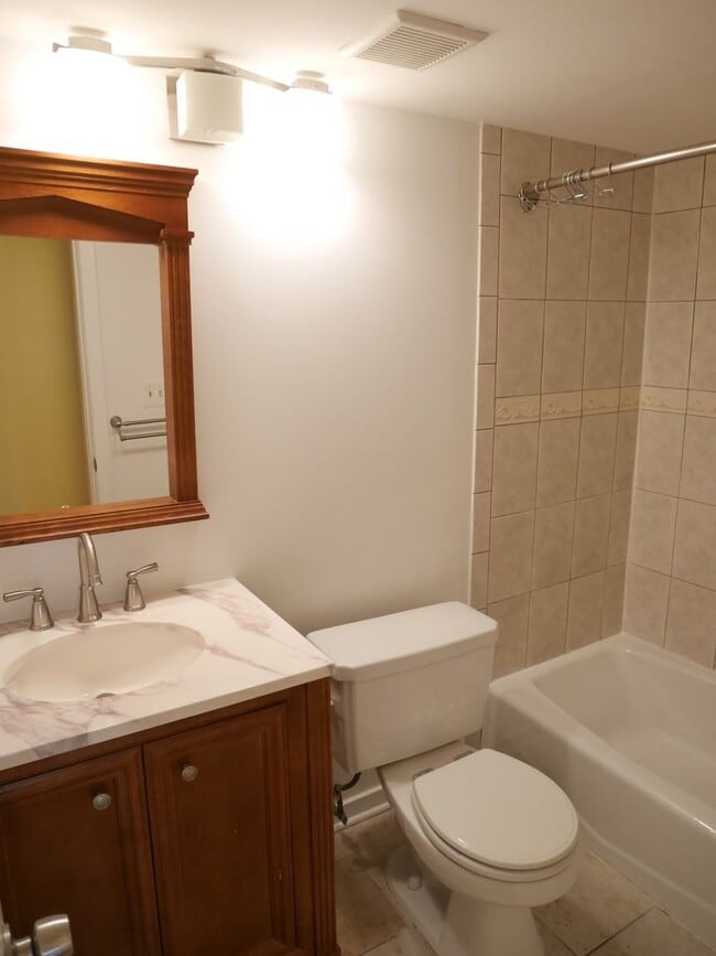 Building Photo - Beautiful 2 Bedroom Condo with a Loft- PRIME LOCATION!!