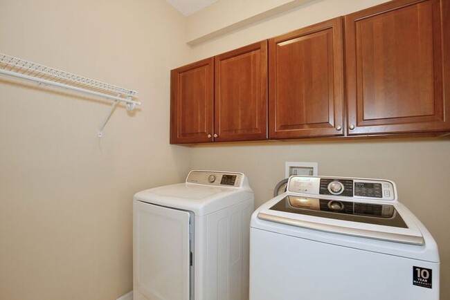 Building Photo - Elegant 3/3 Spacious Townhome with a 2 Car...