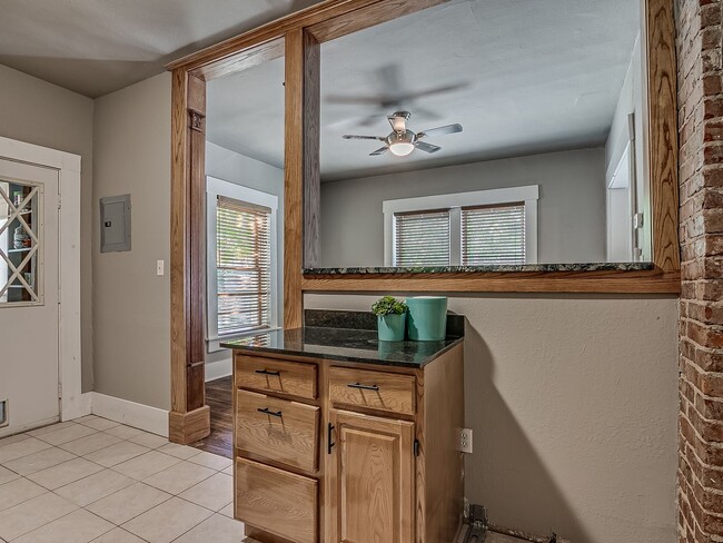 Building Photo - Charming Updated Mesta Park Duplex - New S...