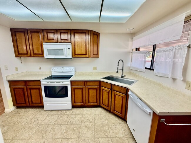Building Photo - 840 S 400 E