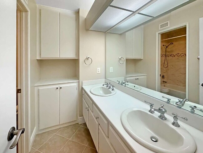 Building Photo - Welcome to this Charming Single-Story Home...