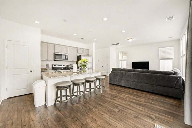 Building Photo - 153 Hawthorne Landing Dr