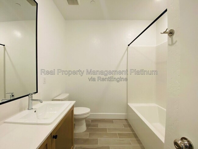 Building Photo - 2752 E Tamarind Dr