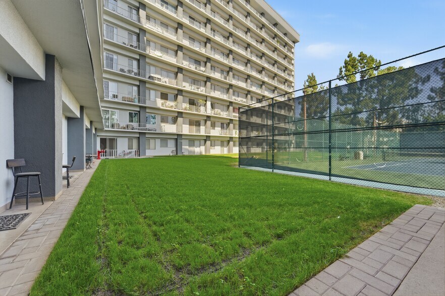 Building Photo - 100 S Doheny Dr