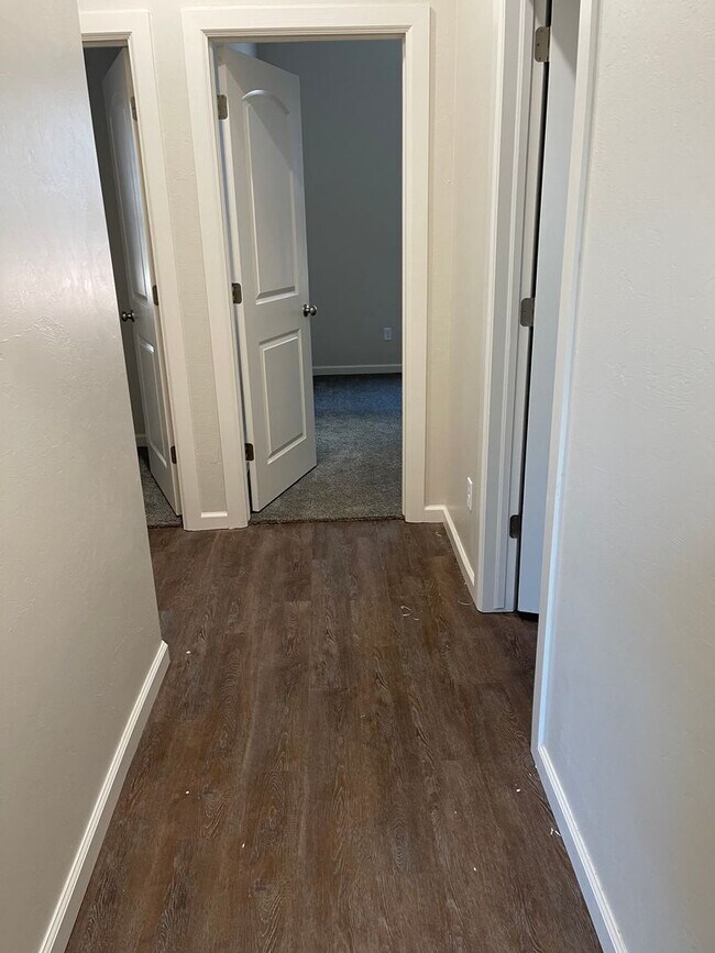 Building Photo - Spacious 4 bed 3 bath home