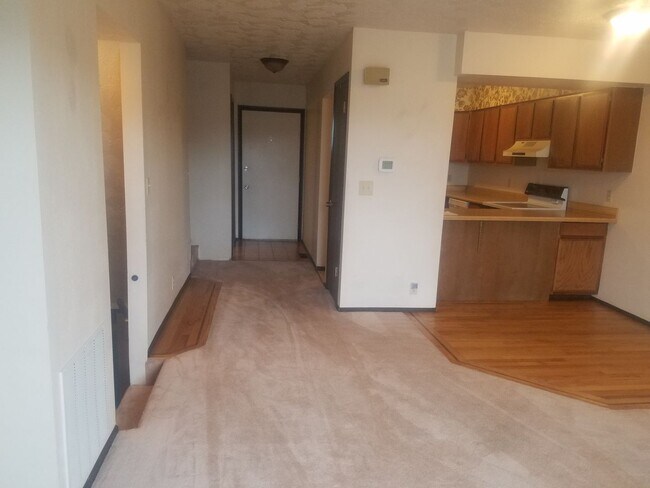 Building Photo - 3 Bed 2.5 bath townhome in Ammon right beh...
