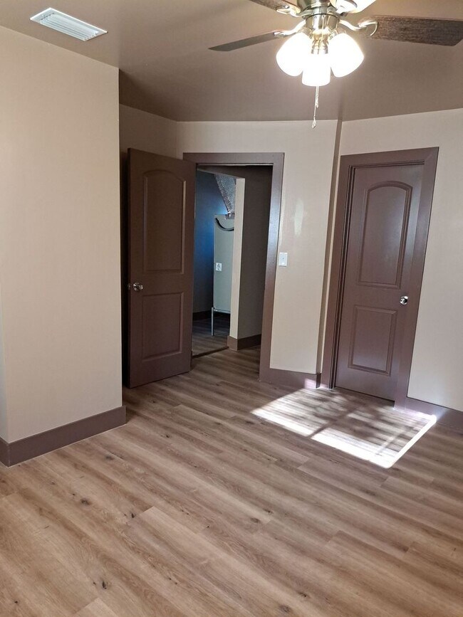 Building Photo - 523 E 8th St