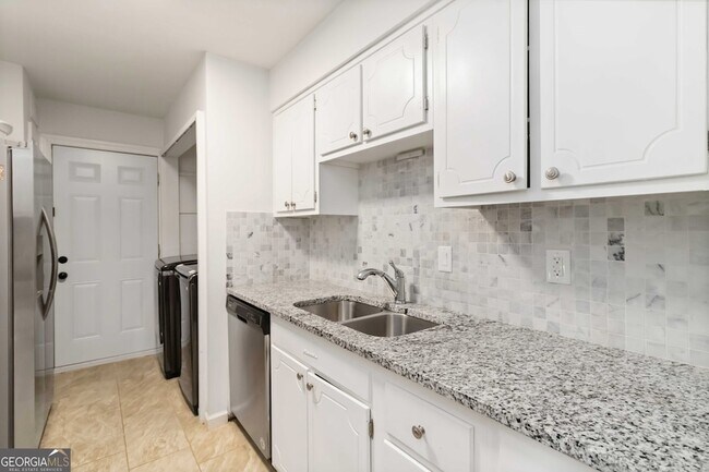 Building Photo - 46 Le Parc Fontaine