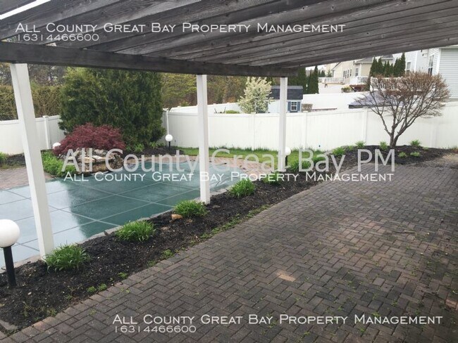 Building Photo - 5 Windjammer Xing