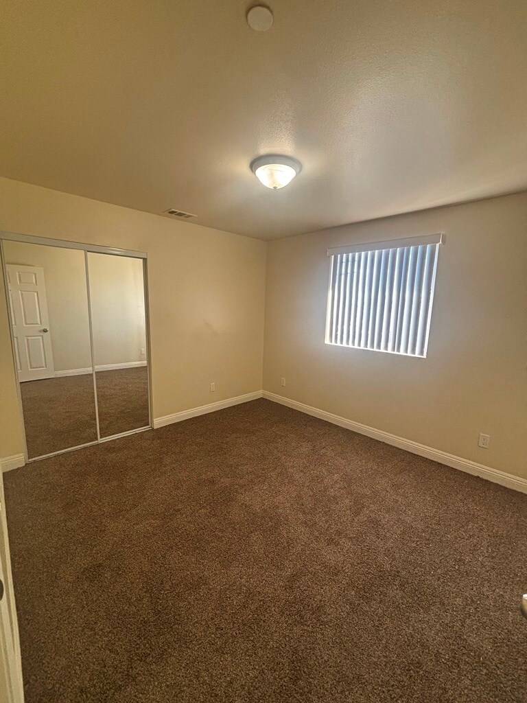 Building Photo - 829 E 84th St