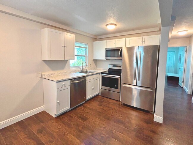 Building Photo - Back unit of large Duplex in Central Oak P...