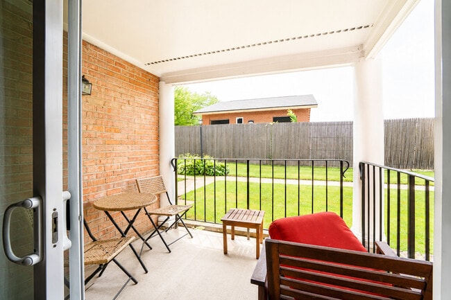 Building Photo - 530 Shorely Dr