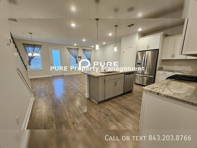 Building Photo - Stunning 3 Bedroom Townhouse!!