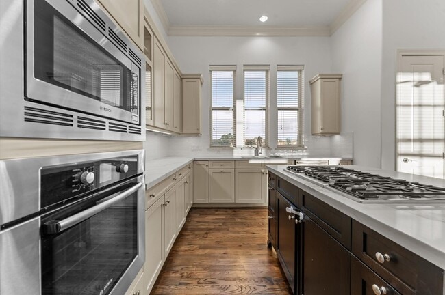 Building Photo - 2202 Lakeshore Edge Dr