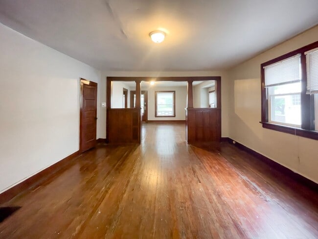 Building Photo - PRELEASING for AUGUST! Close to Campus: Washer and Dryer Included