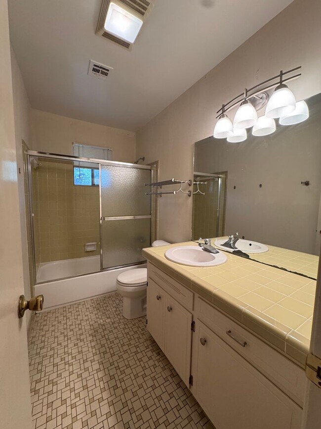 Building Photo - 572 Farmington Rd