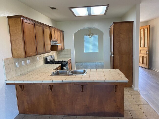 Building Photo - 2022 Muscat Ave