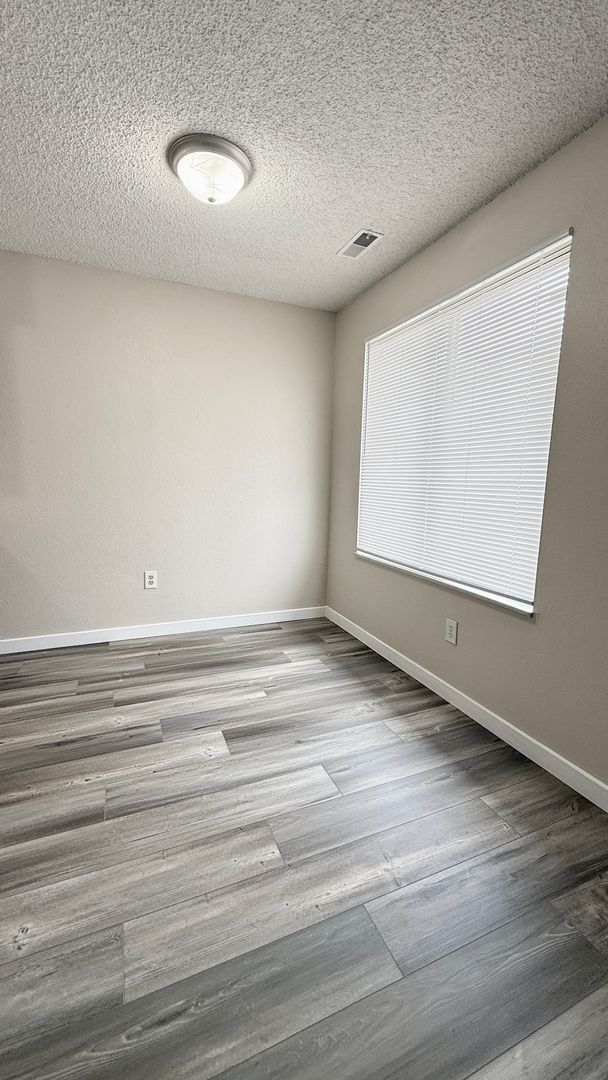 Building Photo - Updated Two Bed Townhome